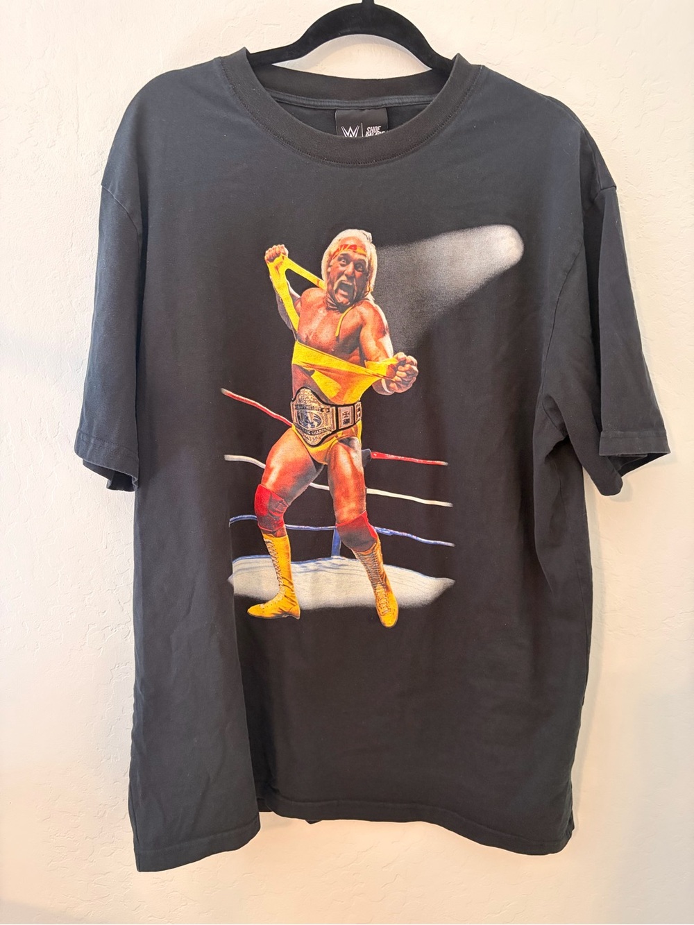 WWE Hulk Hogan Black T-Shirt with Yellow Wrestling Graphic 0046